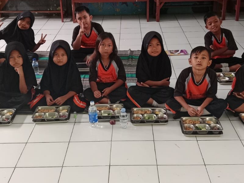 SENANGNYA SISWA SD NEGERI 2 SUBOH MENDAPATKAN MBG SETIAP HARI