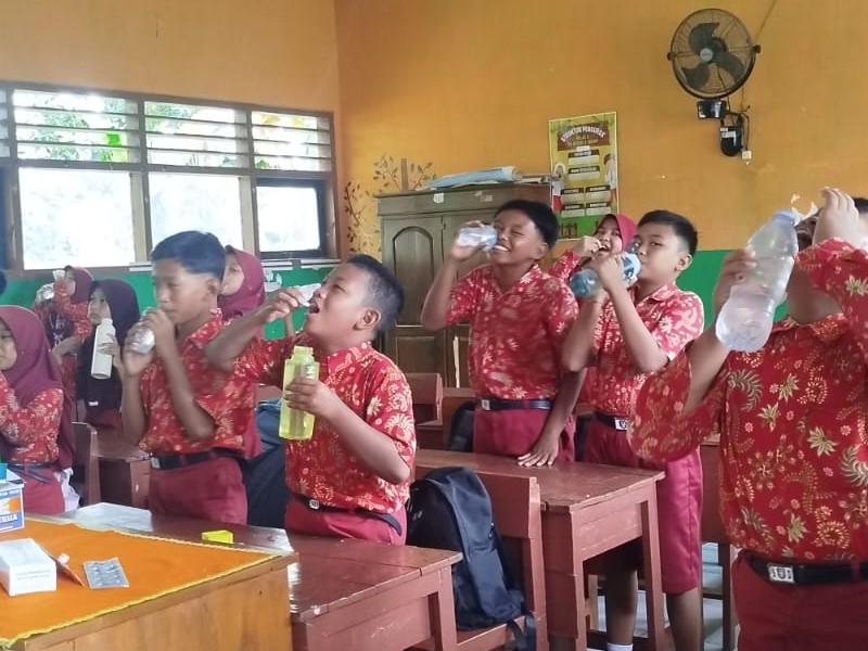 PEMBERIAN OBAT CACING OLEH PUSKESMAS SUBOH DI SD NEGERI 2 SUBOH