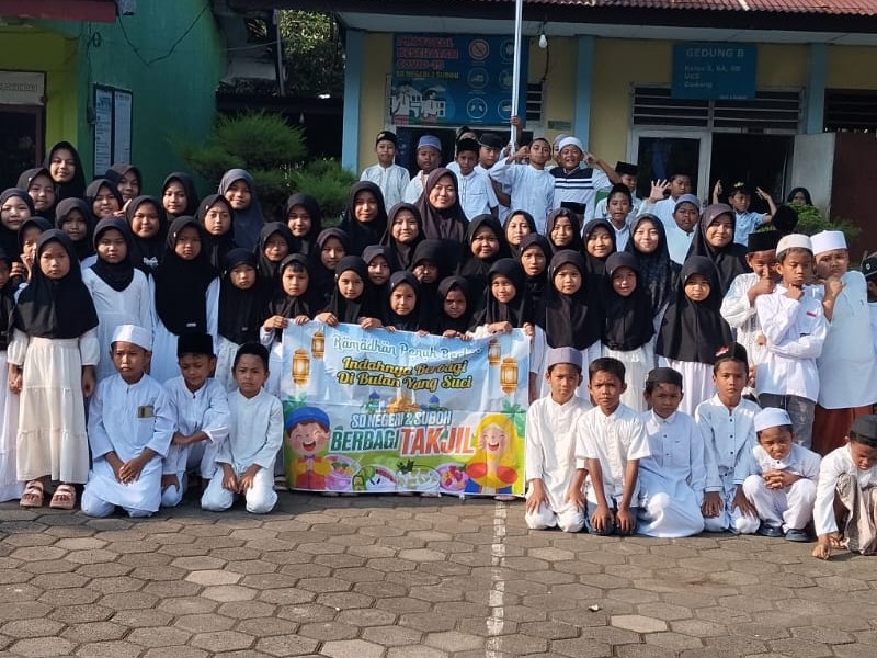 BERBAGI KEBAIKAN DI BULAN RAMADAN: PEMBAGIAN TAKJIL SD NEGERI 2 SUBOH