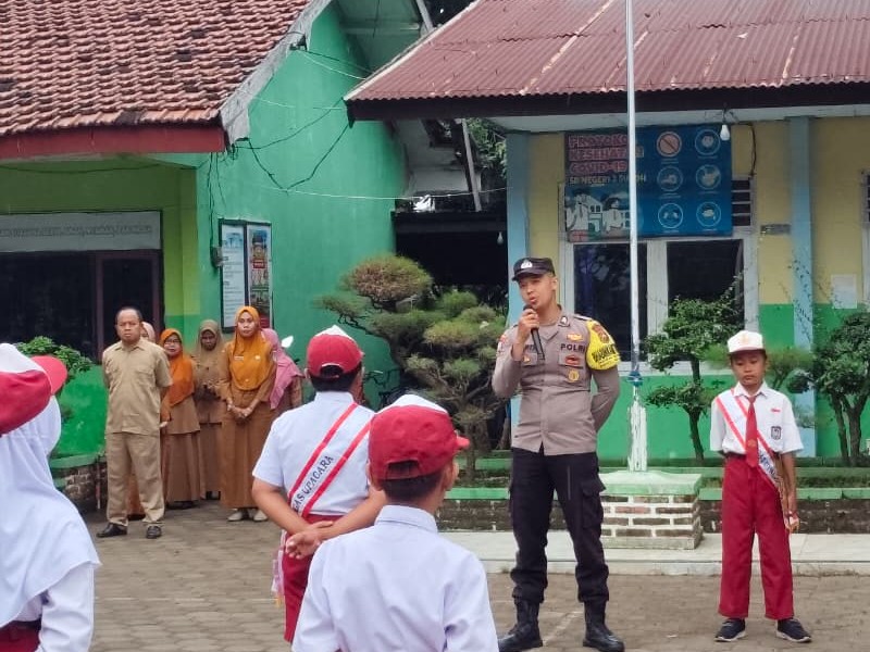 UPACARA BENDERA HARI SENIN YANG BERBEDA DI SD NEGERI 2 SUBOH
