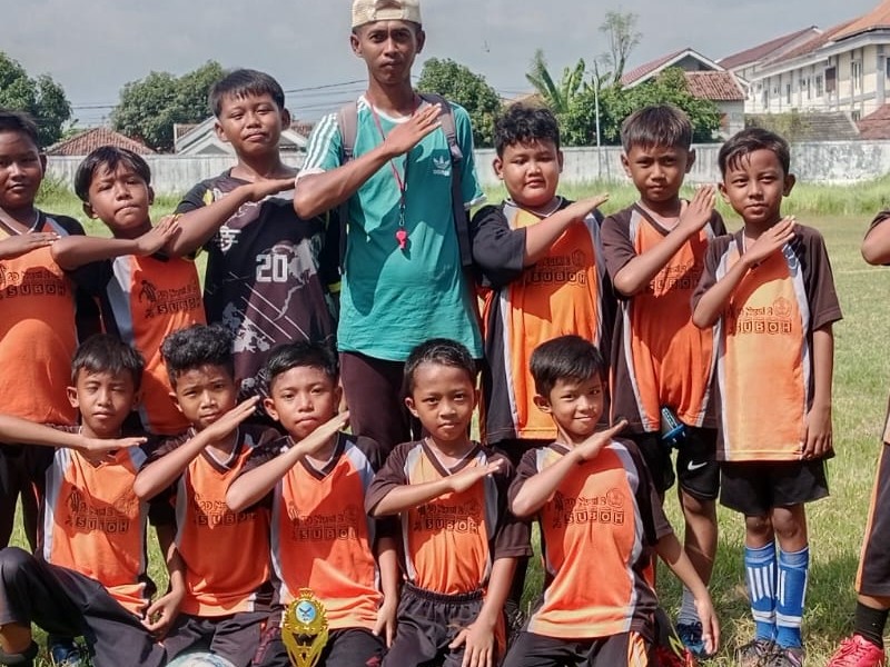 SD NEGERI 2 SUBOH RAIH PRESTASI PADA LOMBA SEPAK BOLA “TROVIO” DI STADION WIRODIPURO BESUKI