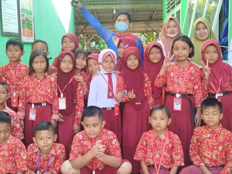 ANTUSIAS SISWA SD NEGERI 2 SUBOH SAMBUT KEDATANGAN TIM MBG DENGAN KOSTUM MENARIK