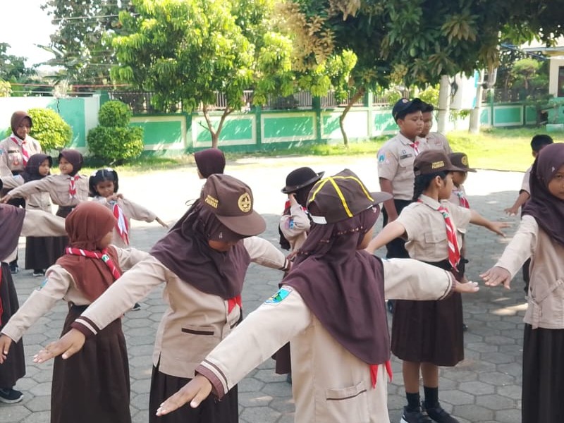 ANTUSIAS SISWA SD NEGERI 2 SUBOH SAMBUT KEDATANGAN TIM MBG DENGAN KOSTUM MENARIK