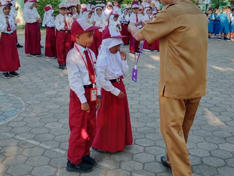 UPACARA AWAL SEMESTER 1 DAN PENYEMATAN KALUNG SEBAGAI SIMBOL PENERIMAAN PESERTA DIDIK BARU DI SD NEGERI 2 SUBOH